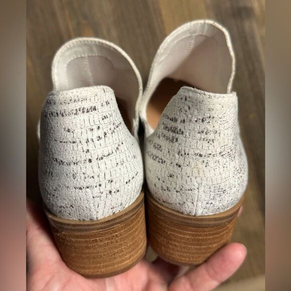 Chinese Laundry Fortune Bootie lizard/snakeskin print, pointed toe size 7. - Picture 8 of 11